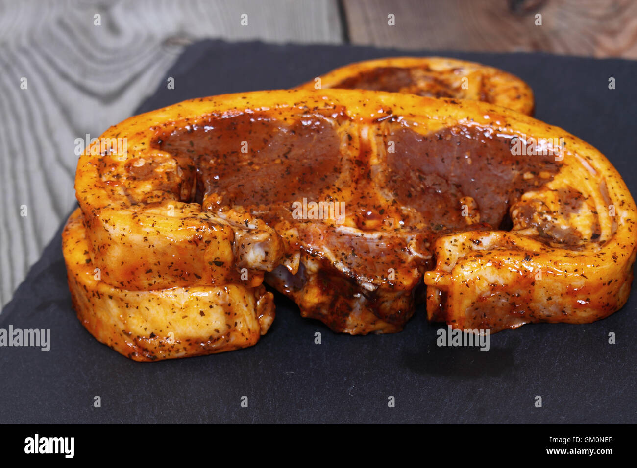 Lammkoteletts auf einer Schiefertafel Stockfoto