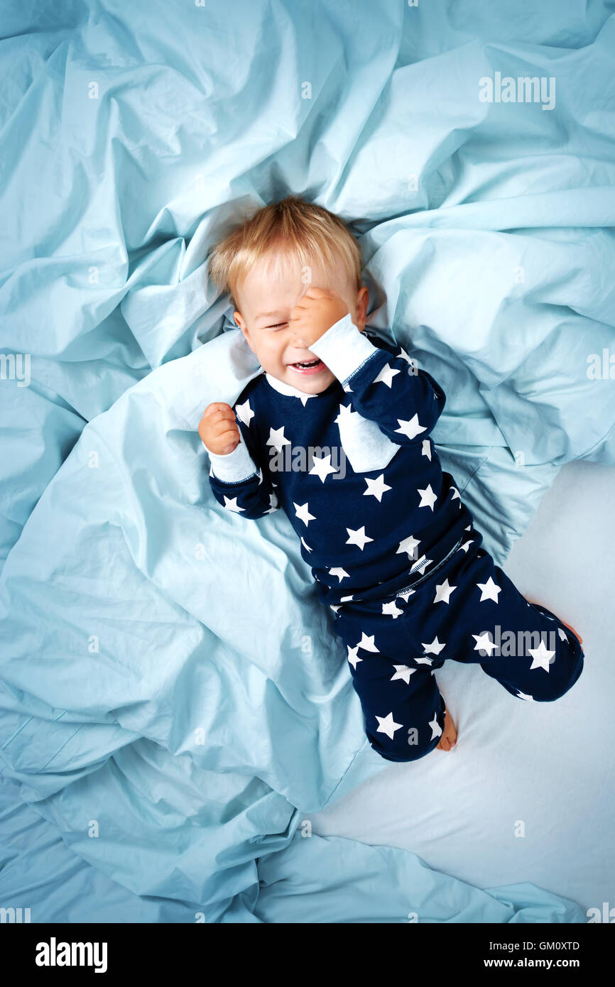 1 Jahr altes Baby im Bett Stockfoto
