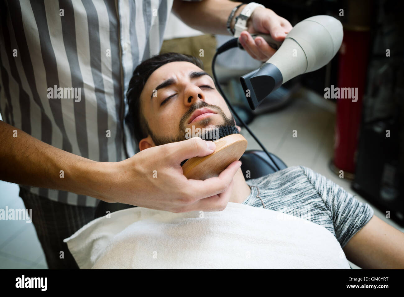 Traditionelles Ritual der Rasur des Bartes in einem alten Stil-Friseur. Stockfoto