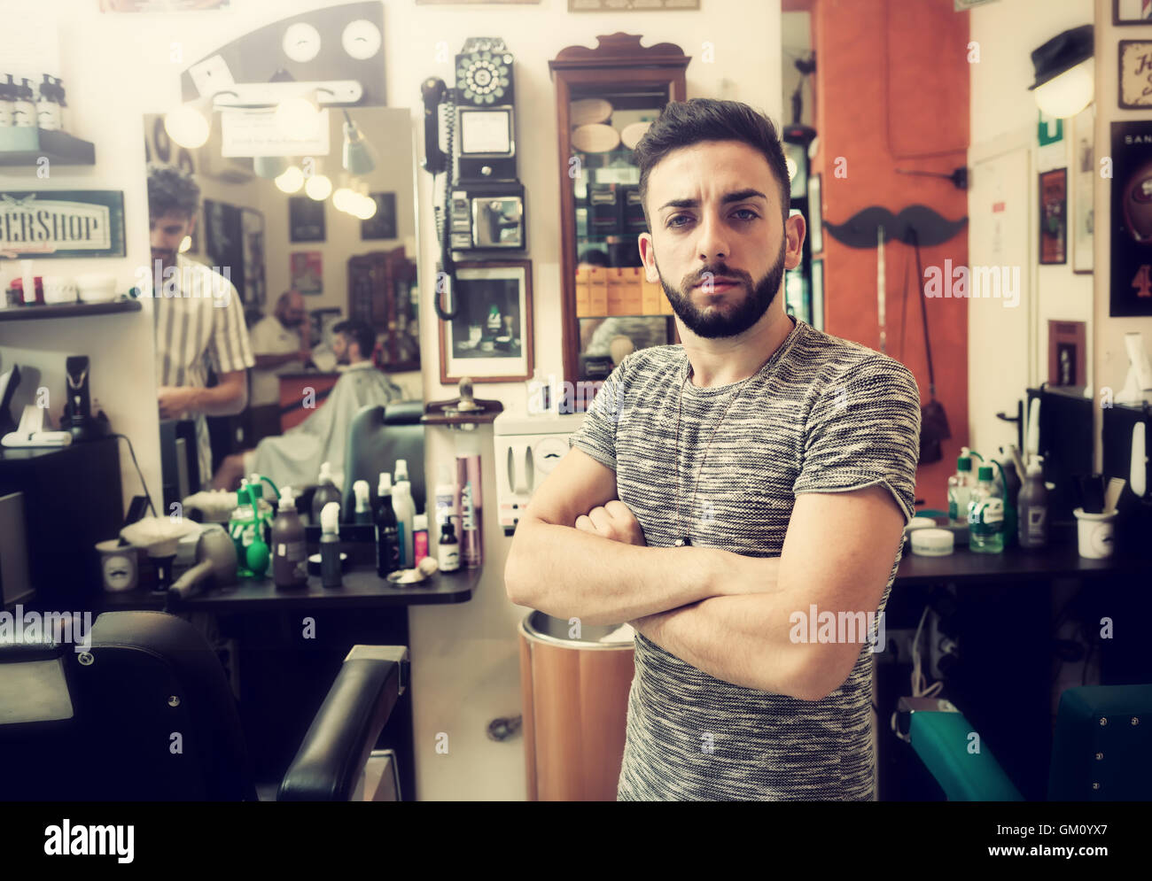 Traditionelles Ritual der Rasur des Bartes in einem alten Stil-Friseur. Stockfoto
