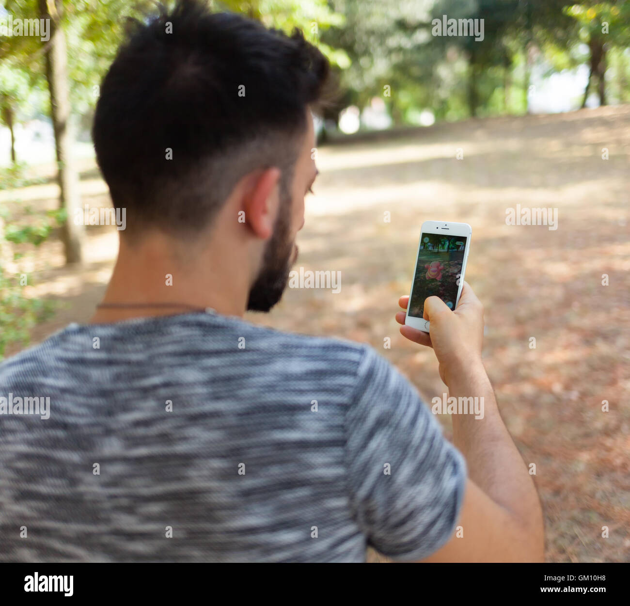 Empoli, Italien - 26. Juli 2016: Nintendo Pokemon gehen augmented Reality Smartphone. Der Spieler mit der Hand Touchs im Park der Stockfoto