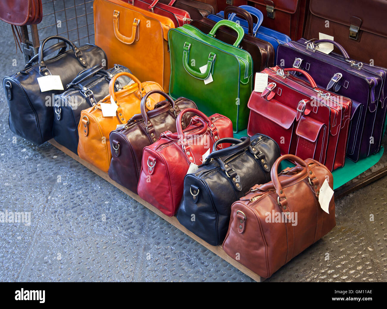 Ledertaschen für Verkauf in den Märkten von Florenz, Italien  Stockfotografie - Alamy