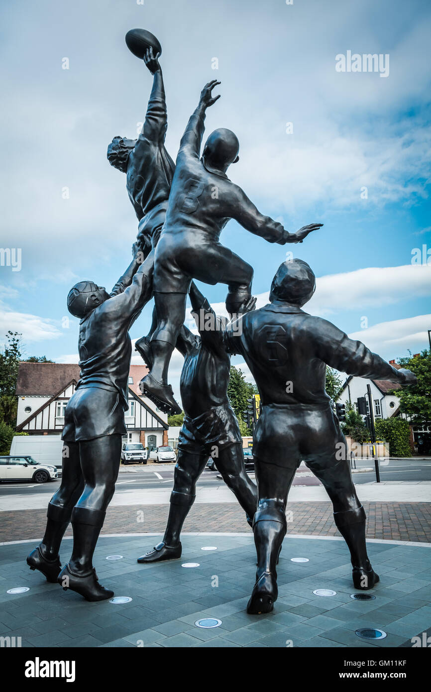 Kultige Bronze von Rugby-Line-out-Bildhauers Gerald Laing außerhalb Twickenham Stadium, London, UK. Stockfoto