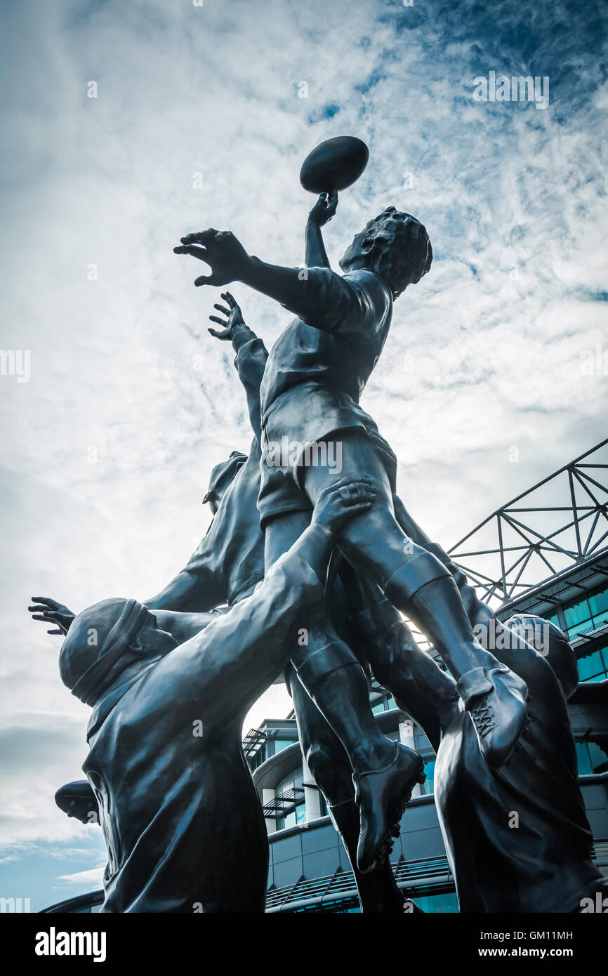 Kultige Bronze von Rugby-Line-out-Bildhauers Gerald Laing außerhalb Twickenham Stadium, London, UK. Stockfoto