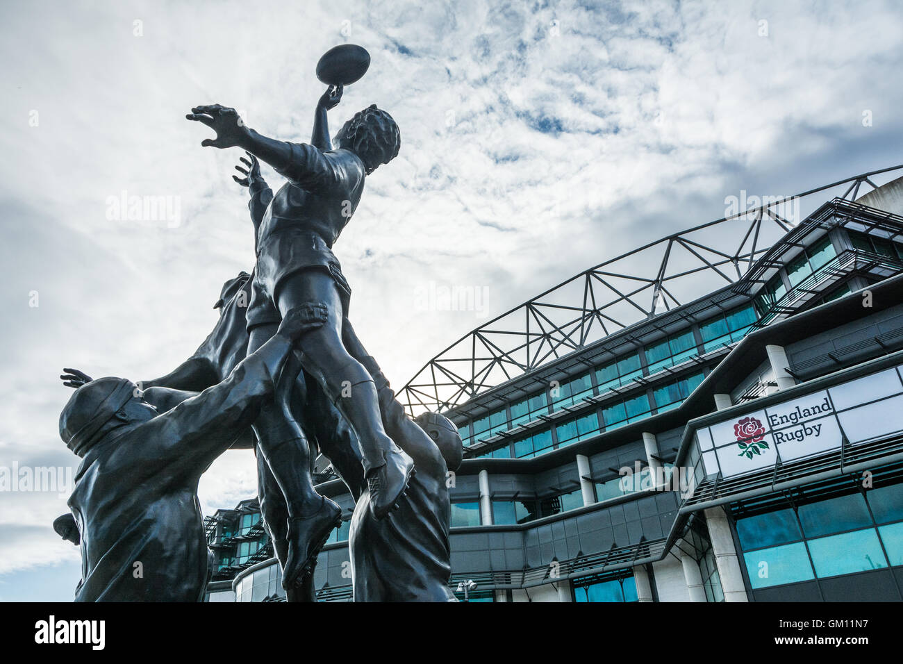 Kultige Bronze von Rugby-Line-out-Bildhauers Gerald Laing außerhalb Twickenham Stadium, London, UK. Stockfoto
