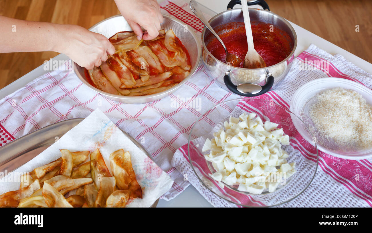 Vorbereitung des italienischen Rezept für Aubergine Parmigiana. Schritte vor der Backform. Stockfoto