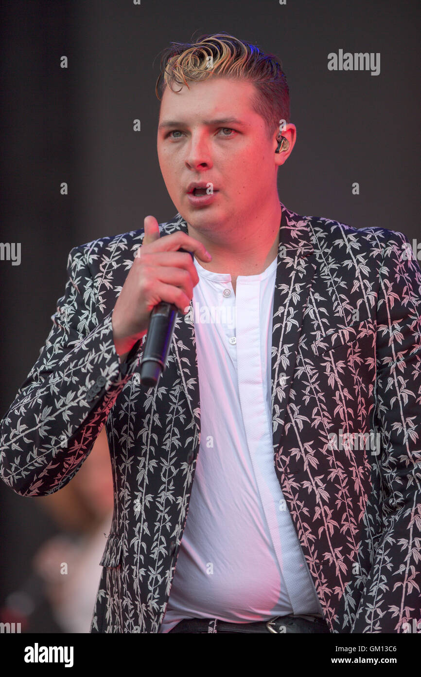 John Newman im Hylands Park in Chelmsford, Essex, am Samstagabend am 20. August auf der diesjährigen V Festival durchführen. Stockfoto