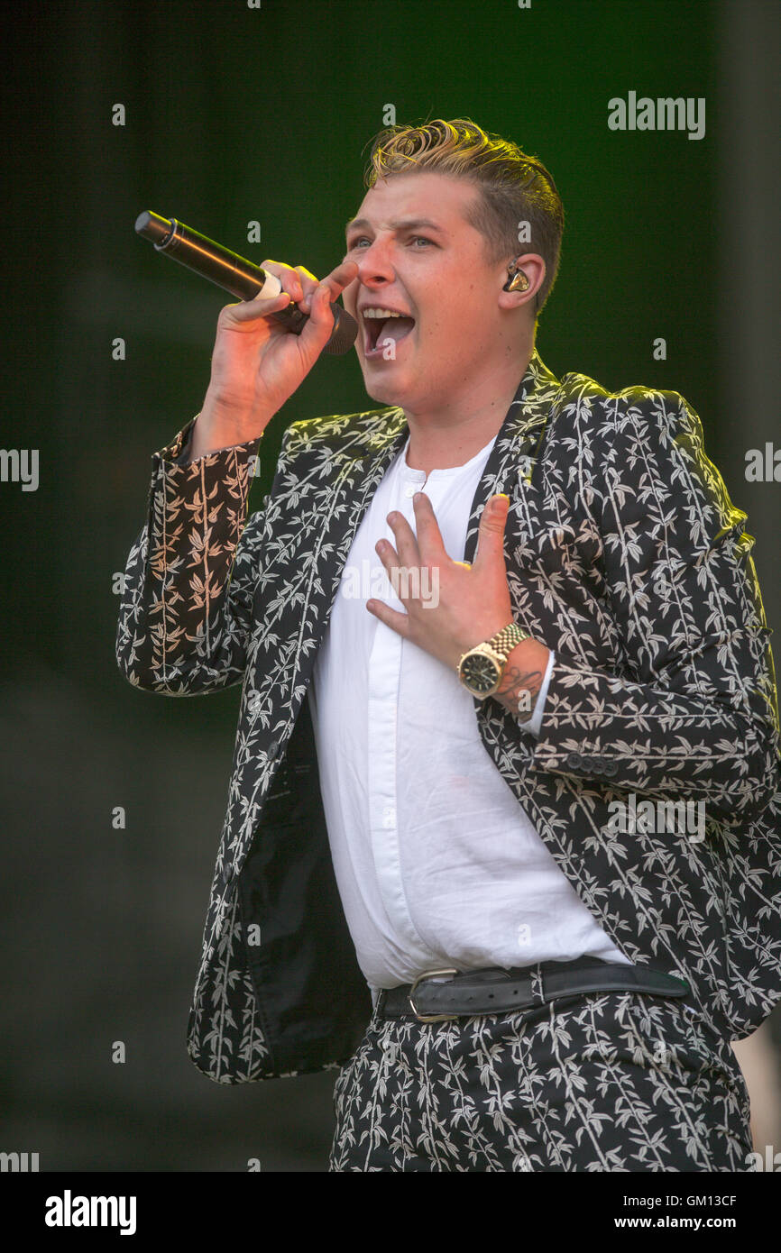 John Newman im Hylands Park in Chelmsford, Essex, am Samstagabend am 20. August auf der diesjährigen V Festival durchführen. Stockfoto