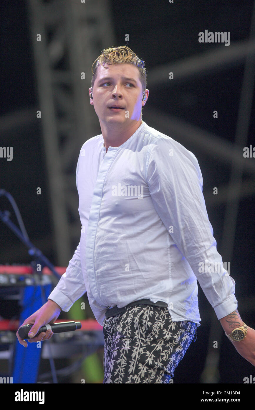 John Newman im Hylands Park in Chelmsford, Essex, am Samstagabend am 20. August auf der diesjährigen V Festival durchführen. Stockfoto