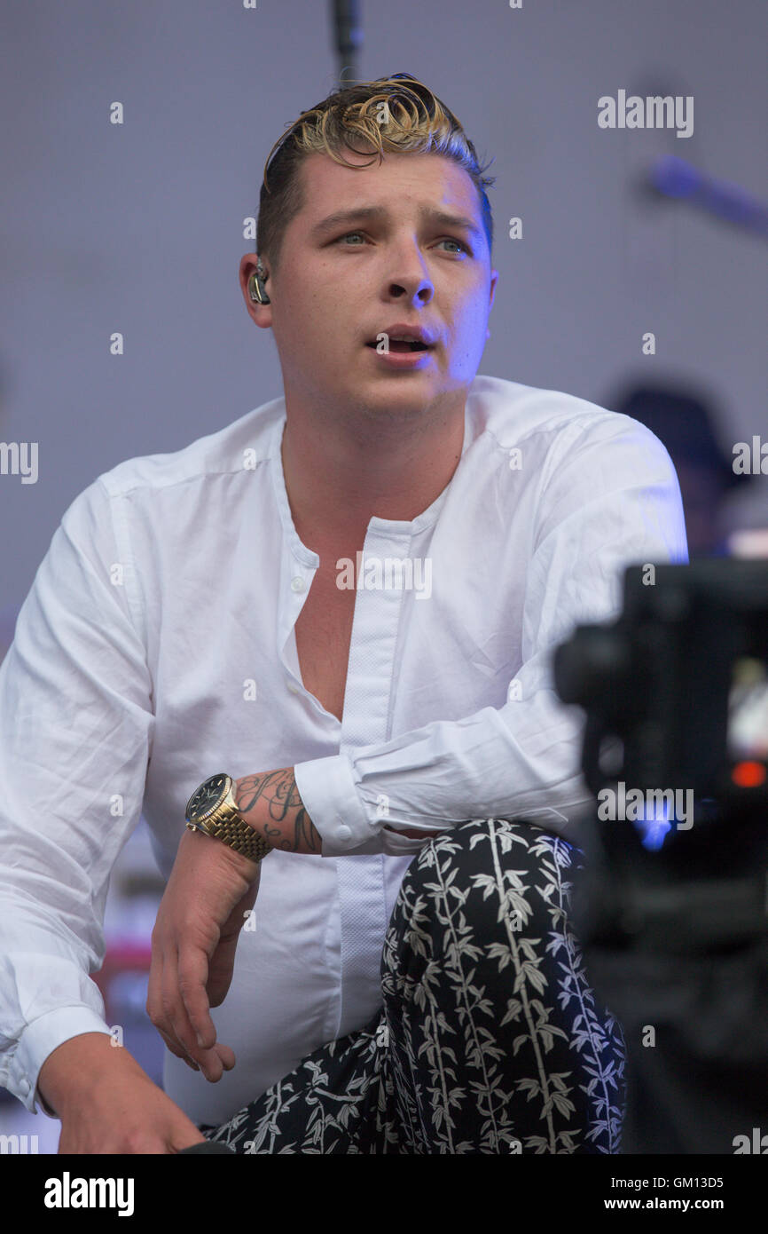 John Newman im Hylands Park in Chelmsford, Essex, am Samstagabend am 20. August auf der diesjährigen V Festival durchführen. Stockfoto