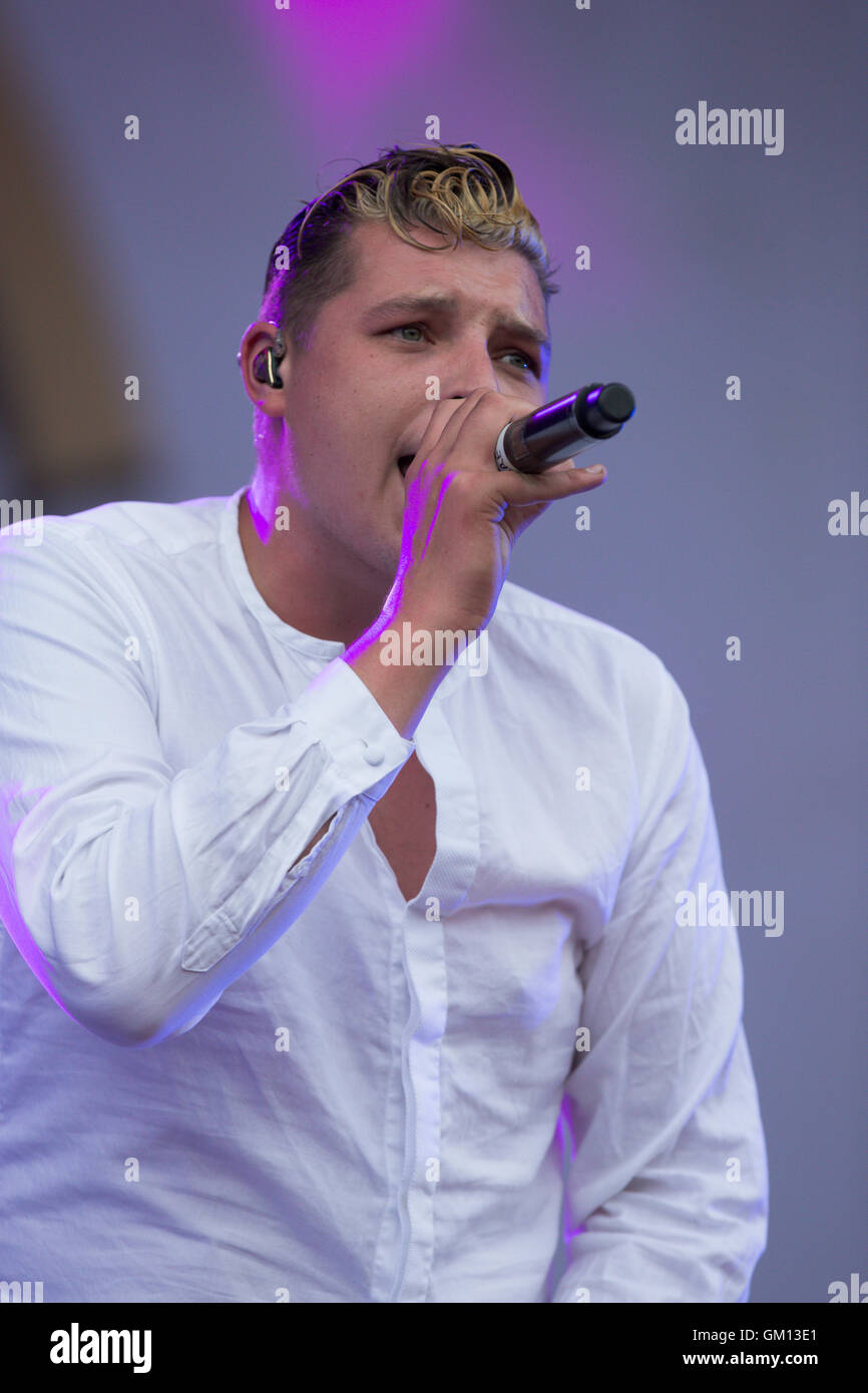 John Newman im Hylands Park in Chelmsford, Essex, am Samstagabend am 20. August auf der diesjährigen V Festival durchführen. Stockfoto