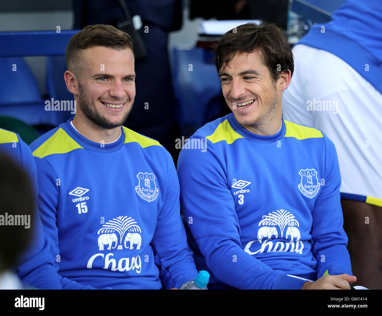 Everton Tom Cleverley (links) und Everton Leighton Baines (rechts) auf der Bank während der EFL-Cup, zweiten Vorrundenspiel im Goodison Park, Liverpool. Stockfoto