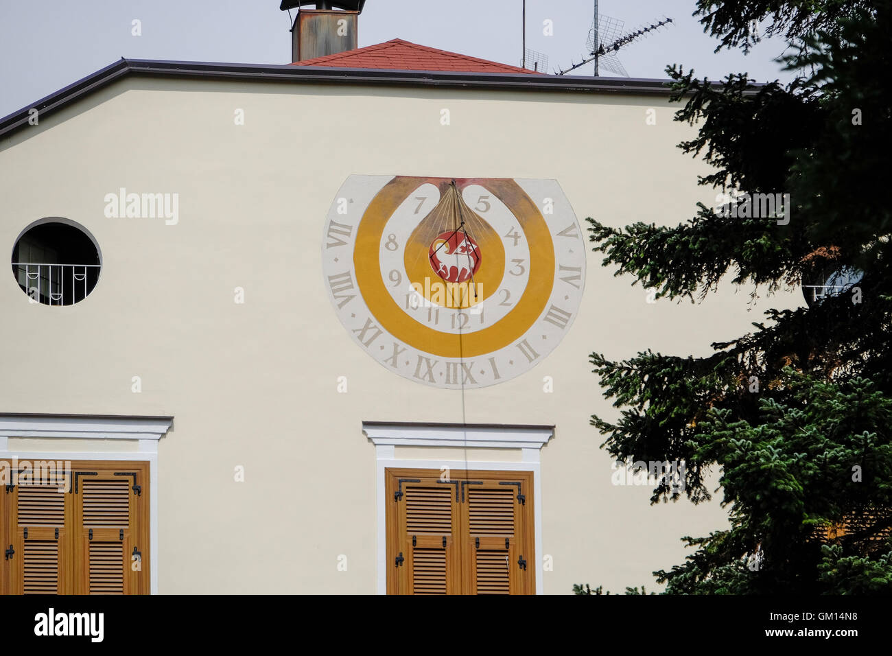 Alten Sonnenuhr auf Mauerbau mit dem Wappen der Stadt Brixen Stockfoto