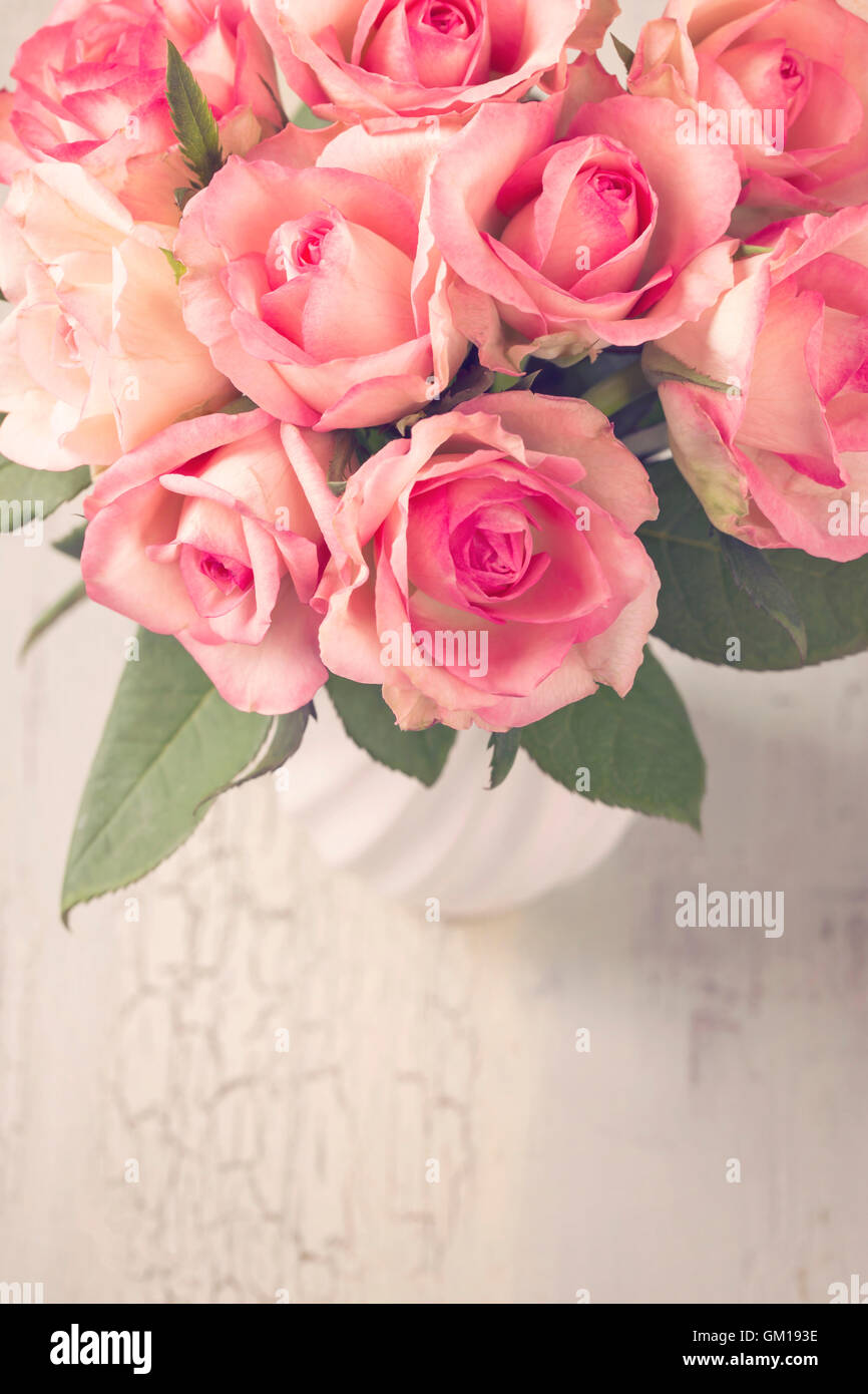Rosa Rosen in einer weißen vase Stockfoto