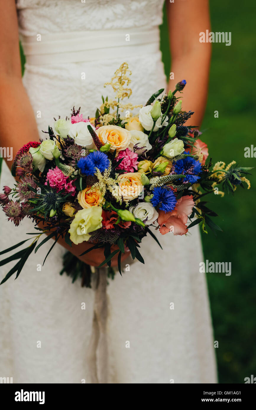 Braut hält ein Bouquet von frischen Wildblumen. Stockfoto
