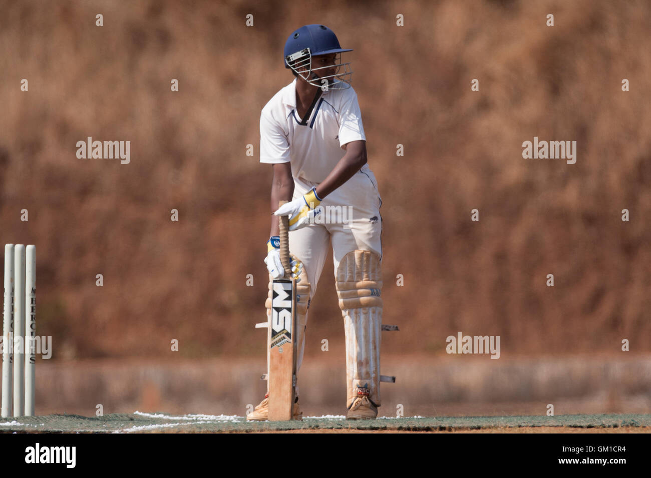 Balling Batting andere Haltung Schlagmann Bowler Teig Schiedsrichter bei einem Spiel Cricket in Goa Ponda Vereinsebene Stockfoto