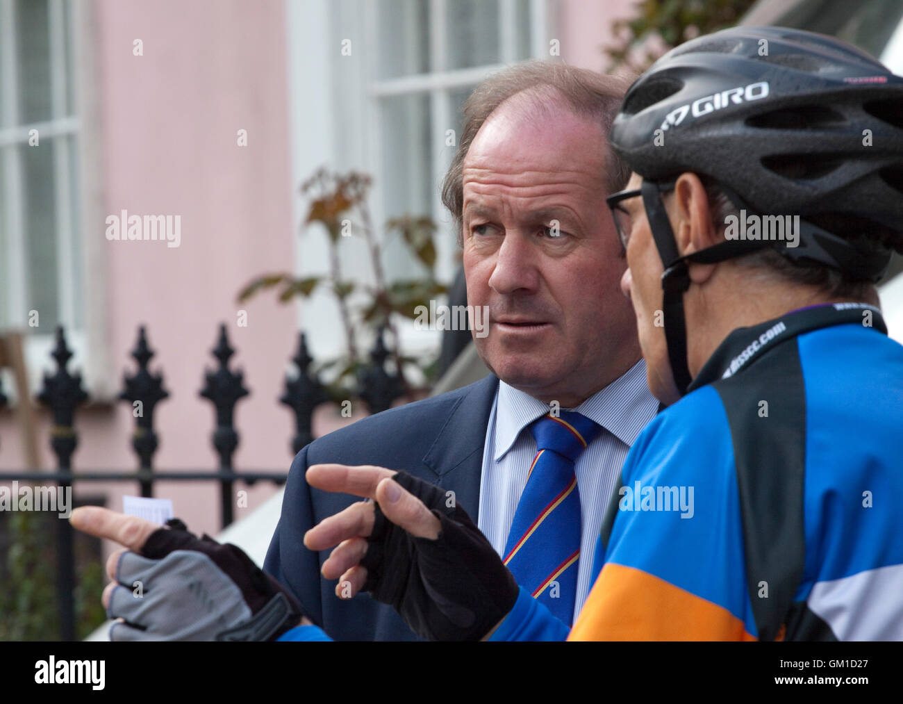 Suffolk Polizei und Kriminalität Kommissar Tim Passmore im Gespräch mit einem Radfahrer Stockfoto