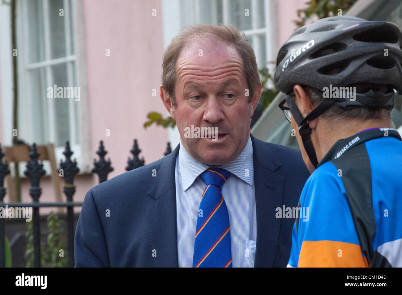 Suffolk Polizei und Kriminalität Kommissar Tim Passmore im Gespräch mit einem Radfahrer Stockfoto