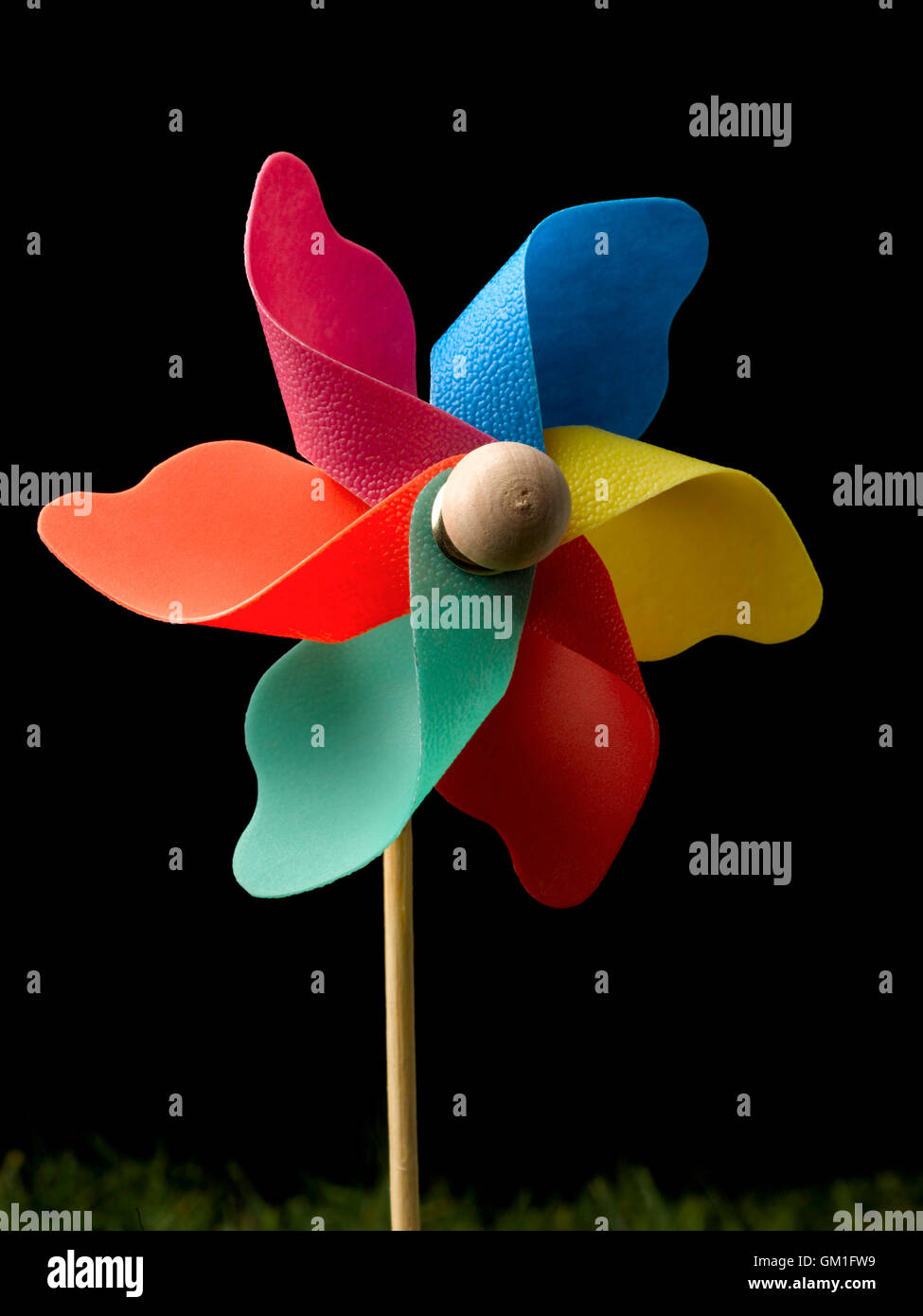Windrad isoliert auf schwarz Stockfoto