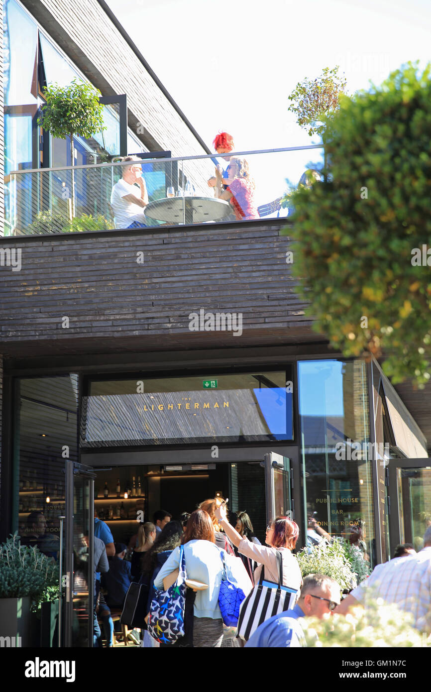 Der trendige Lighterman Gastro Pub auf Granary Square, Kings Cross, London NC1, England, UK Stockfoto