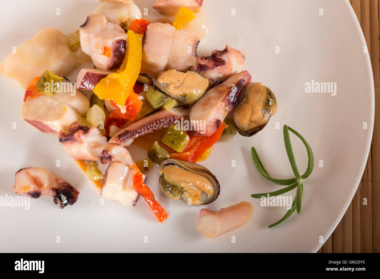 Salat mit Meeresfrüchten mit einem Tintenfisch, Thunfisch Filet, Fleisch der Muscheln Stockfoto