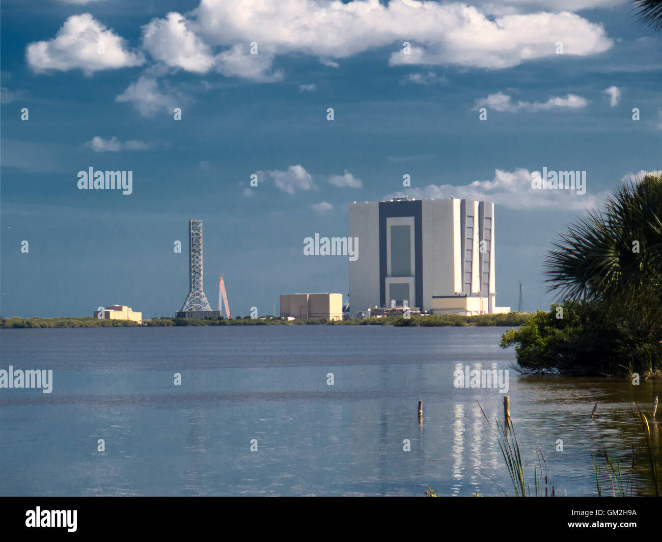 Neben dem Vehicle Assembly Building; Mobile Launcher oder VAB, am Kennedy Space Center der NASA Stockfoto Neben dem Vehicle Assembly Building; Mobile Launcher oder VAB, am Kennedy Space Center der NASA Stockfoto