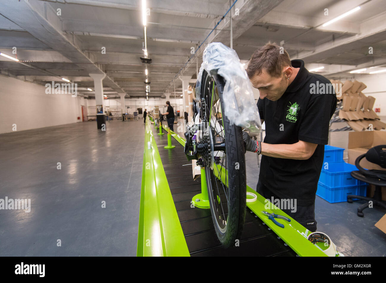 Die Produktionslinie in der Frosch Fahrräder Fabrik - Hersteller von Kinderfahrräder in Pontypool am Tag ihrer offiziellen Eröffnung des 15. August 16 Stockfoto