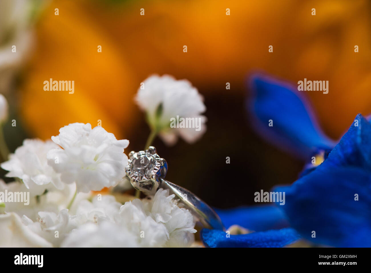 Detail-Schuss von einem Verlobungsring in einem Blumenstrauß Hochzeit Stockfoto