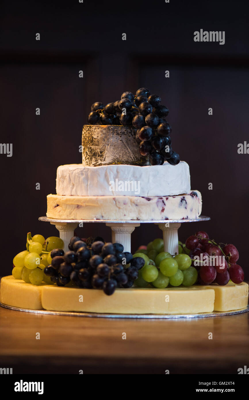 Ein Stapel von Käse mit Trauben bilden einen Kuchen bei einer Hochzeitsfeier Stockfoto