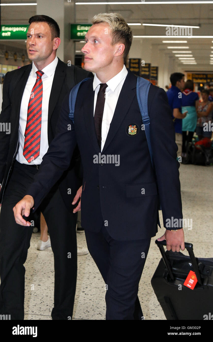Phil Jones verlässt Manchester Flughafen Manchester Uniteds Vorsaison Tour von China. Stockfoto