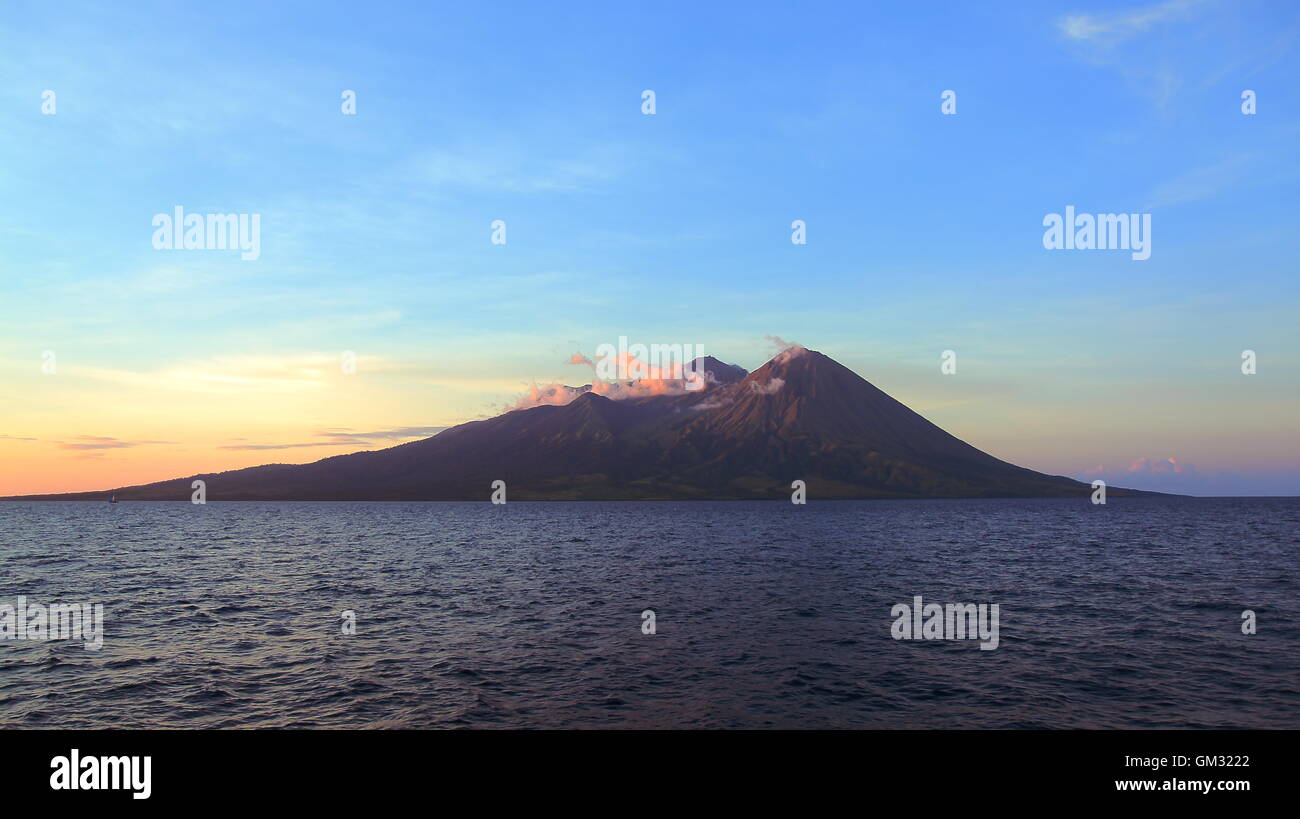 Vulkanische Berg Insel Sonnenuntergang in Sumbawa-Indonesien Stockfoto