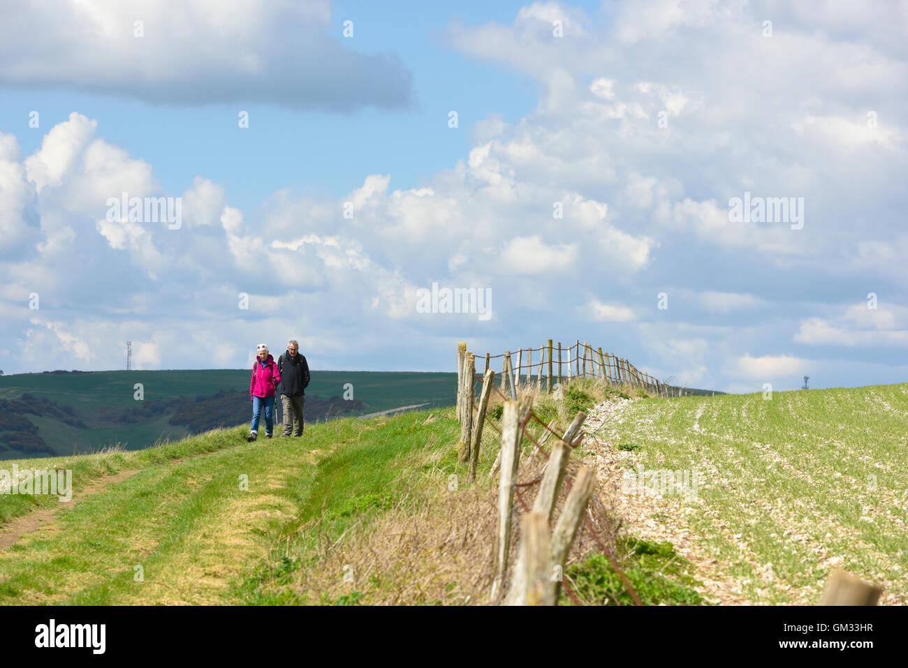 Ein paar zu Fuß auf den South Downs in East Sussex, Großbritannien Stockfoto