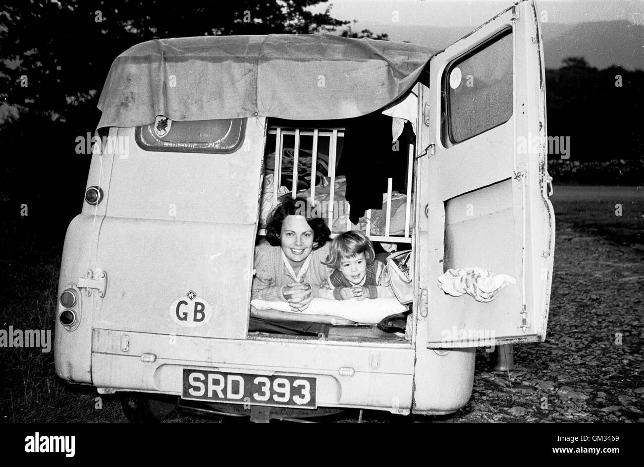 Mutter und Tochter in Wohnmobil Stockfoto