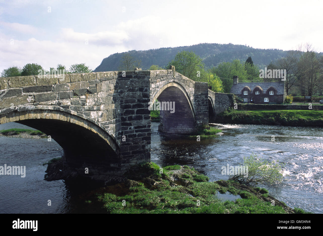Wales: Romanum Brücke (1636) über den Fluss Conwy und Teestube Tu Hwnt I'r Bont (über die Brücke), North Wales Stockfoto