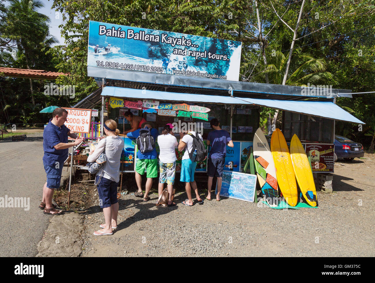 Touristen buchen eine Whale watching Tour, Marino Ballena Nationalpark, Uvita, Pazifikküste, Costa Rica, Mittelamerika Stockfoto