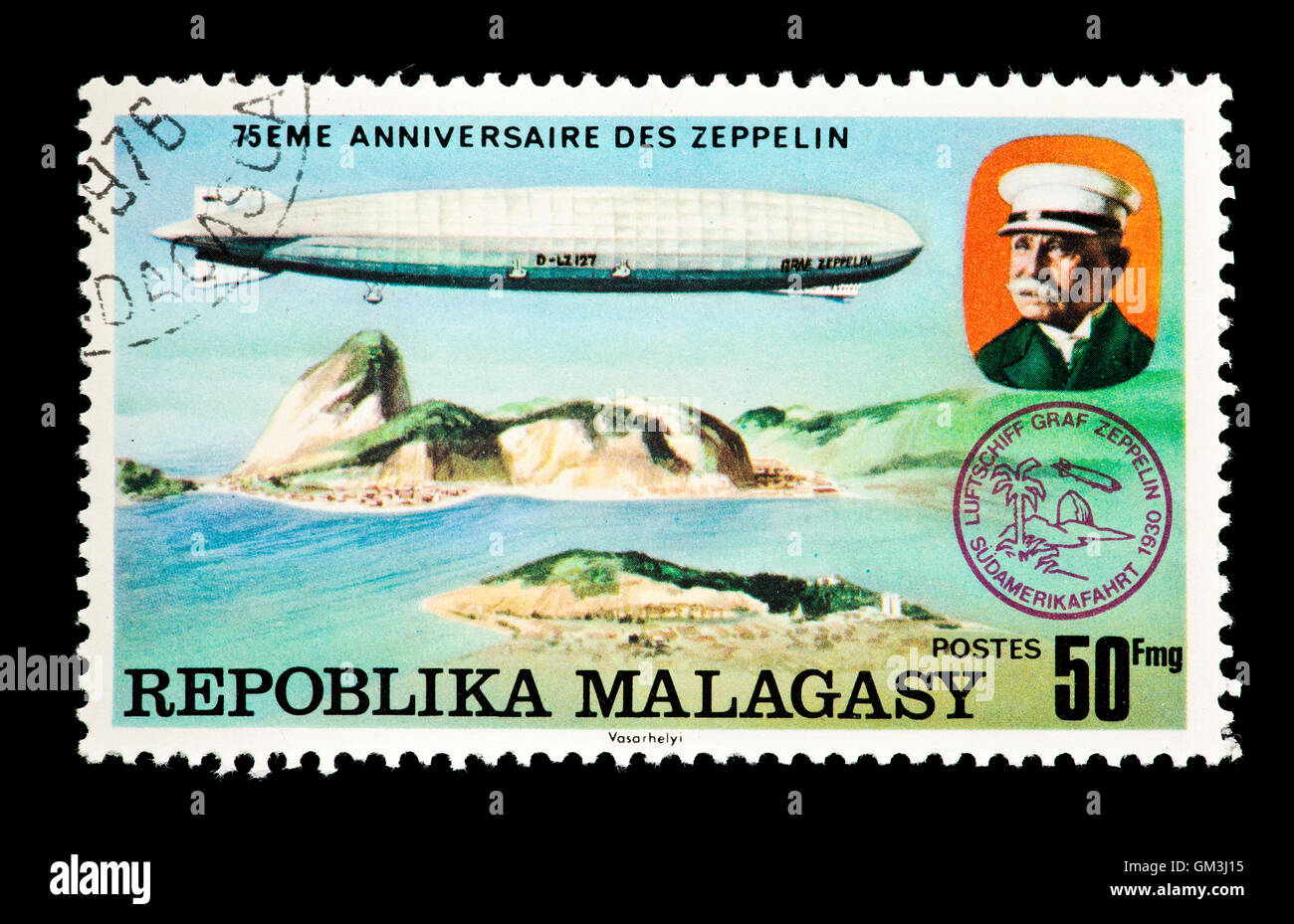 Briefmarke aus Madagaskar, die Darstellung des Graf Zeppelins über Rio und Ferdinand Graf von Zeppelin Stockfoto
