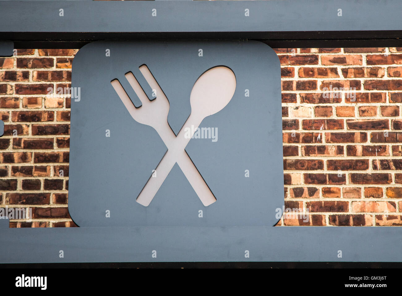 Ein Schild mit gekreuzten Löffel und Gabel. Stockfoto
