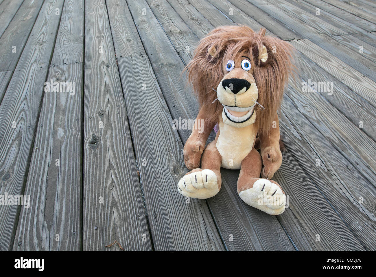 Ein großes, weiches Spielzeug Lion auf einem Holzboden. Stockfoto