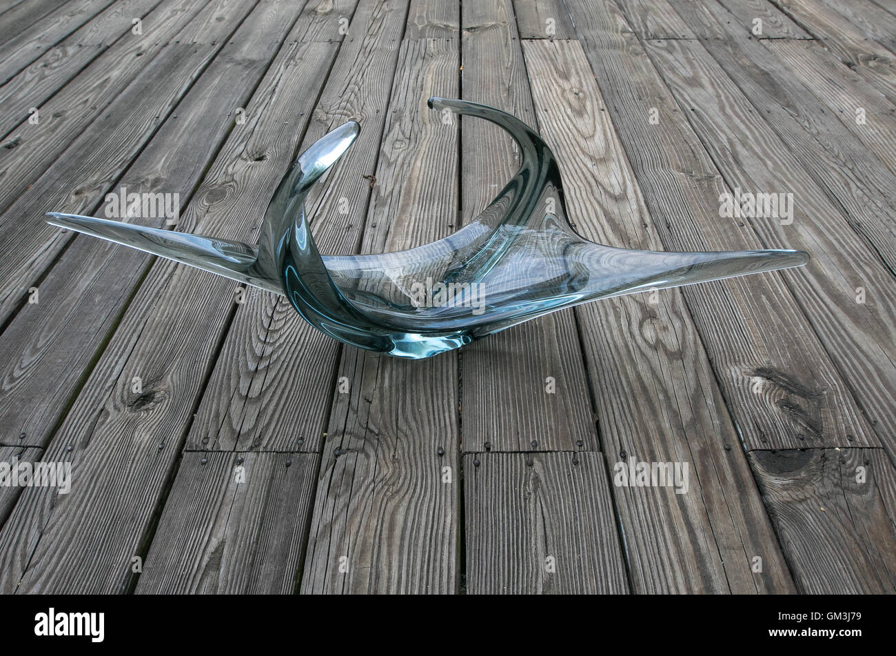 Ein Designer Glas-Vase auf einem Holzfußboden. Stockfoto