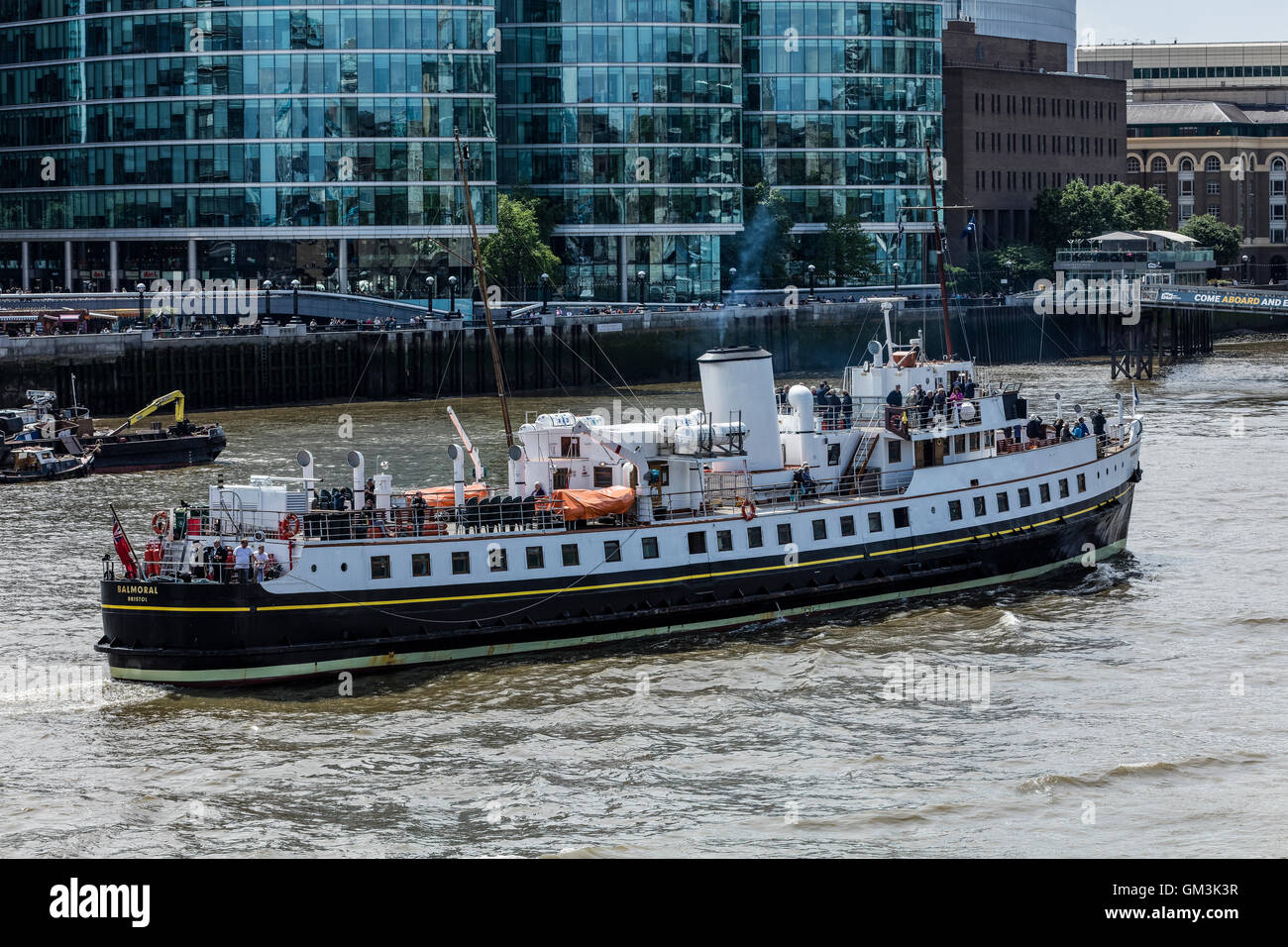 Balmoral Dampfschiff auf der Themse vor dem umdrehen an der London Bridge. London Bridge befindet sich in der Ferne Stockfoto