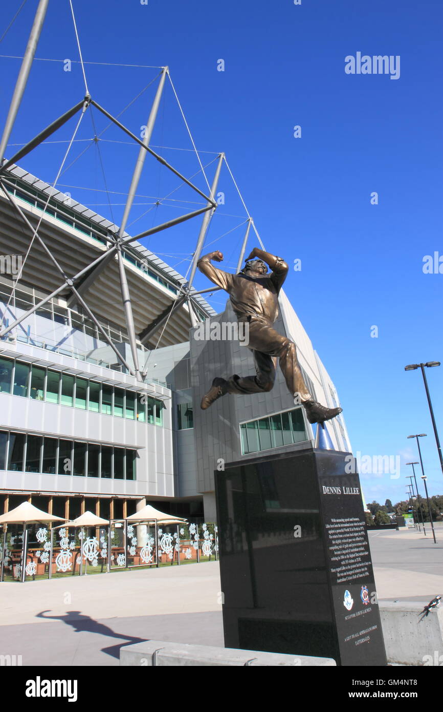 MCG und Statue von Dennis LelleeAustralian Cricketspieler in Melbourne