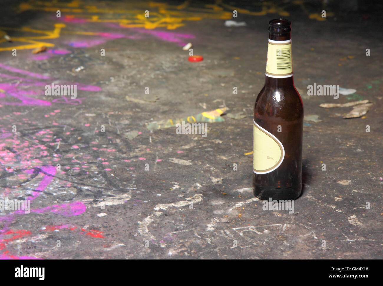 Leere Bierflasche links auf der Straße in Melbourne Australien Stockfoto