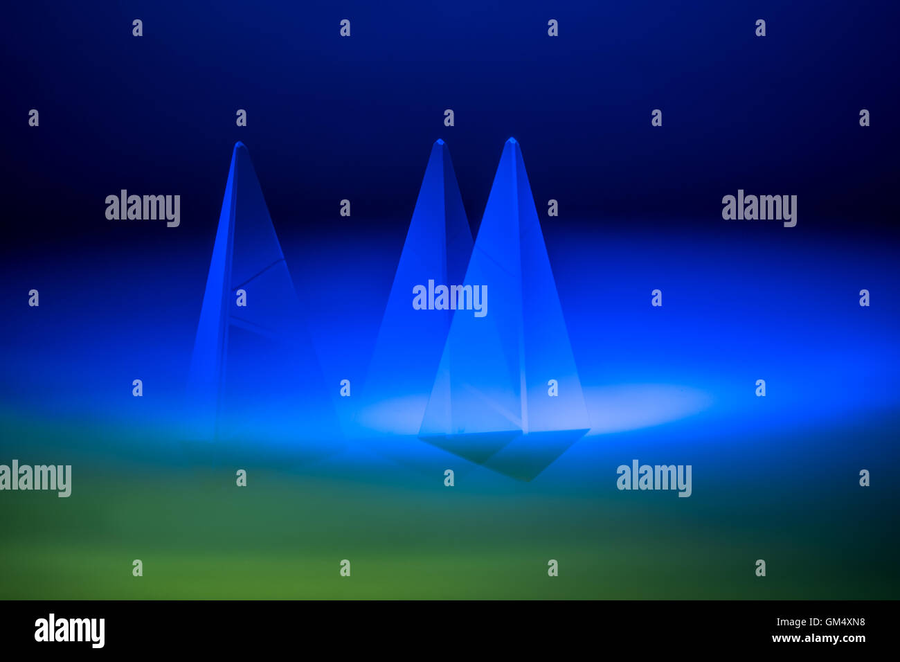 hell grün blau Stroboskop Licht Glasprisma übersiedelt Stockfoto