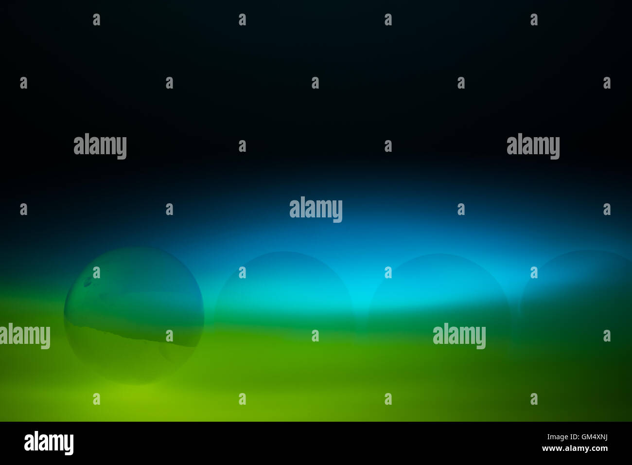 Glaskugel in hell grün blauen Blitz Stroboskop Licht Rollen Stockfoto