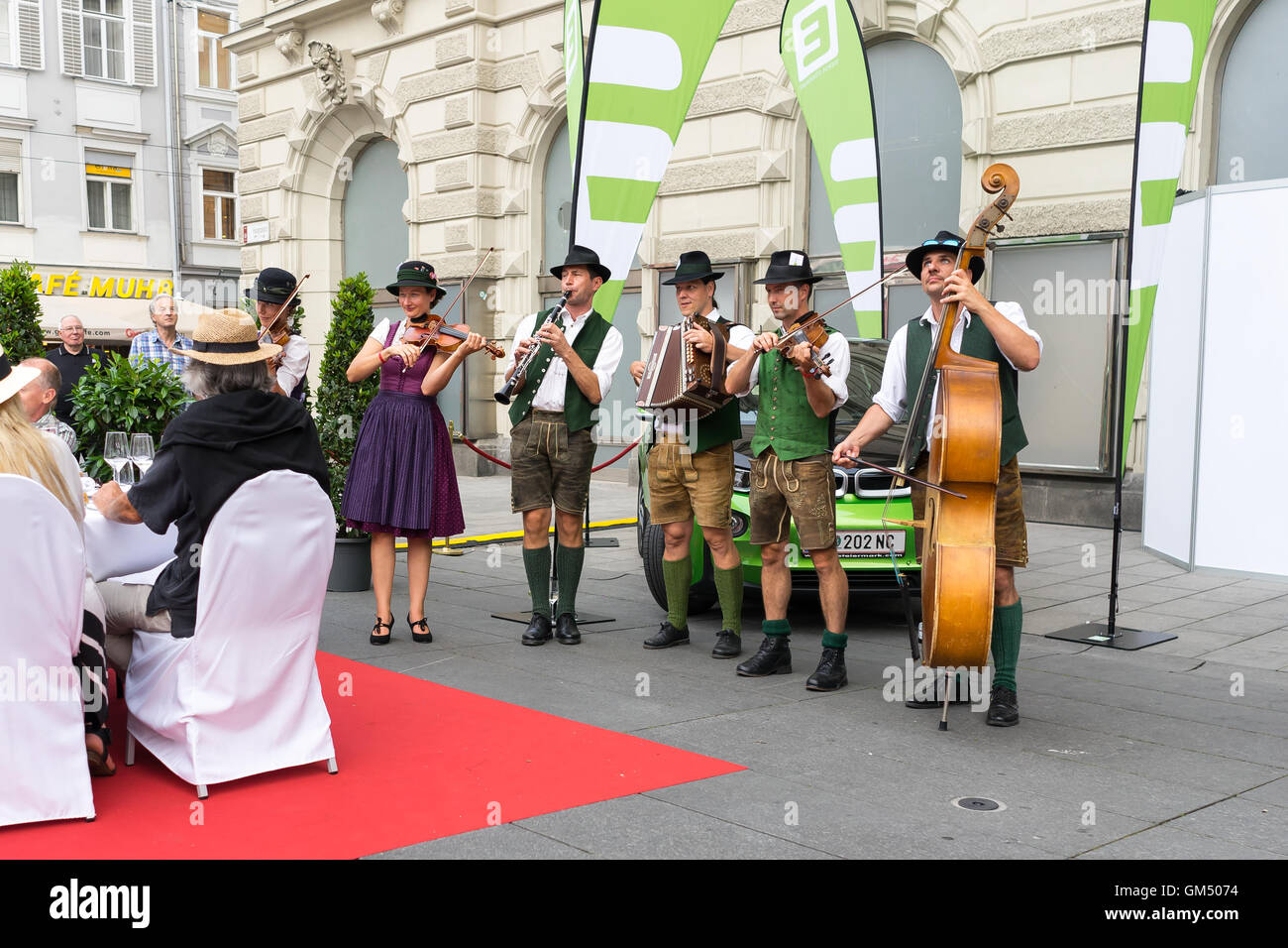 Musiker an der langen Tafel - Lange Tafel der Genusshauptstadt Graz Stockfoto