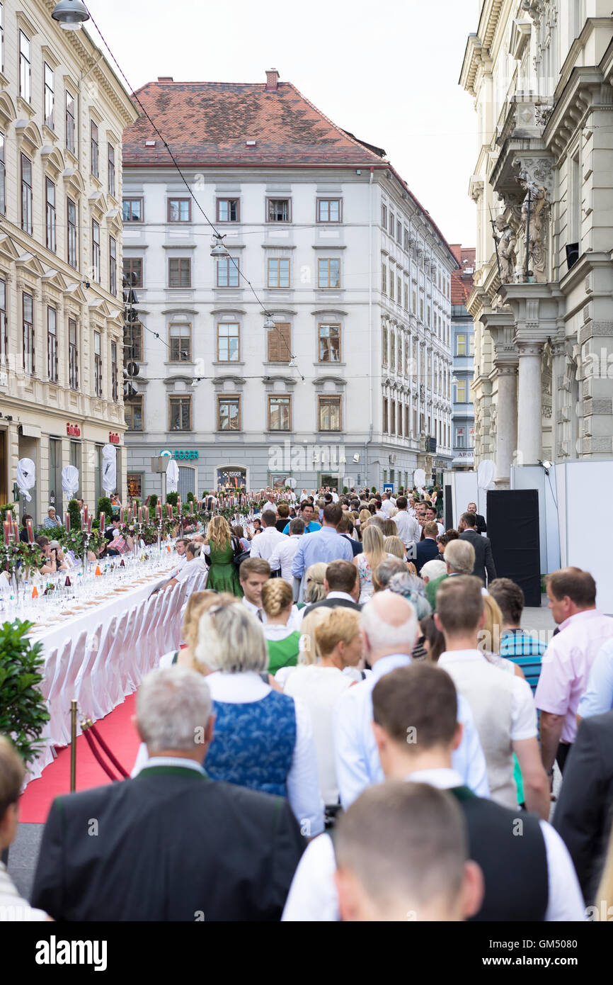 Nehmen Sie Platz an der langen Tafel - Lange Tafel der Genusshauptstadt Graz Stockfoto