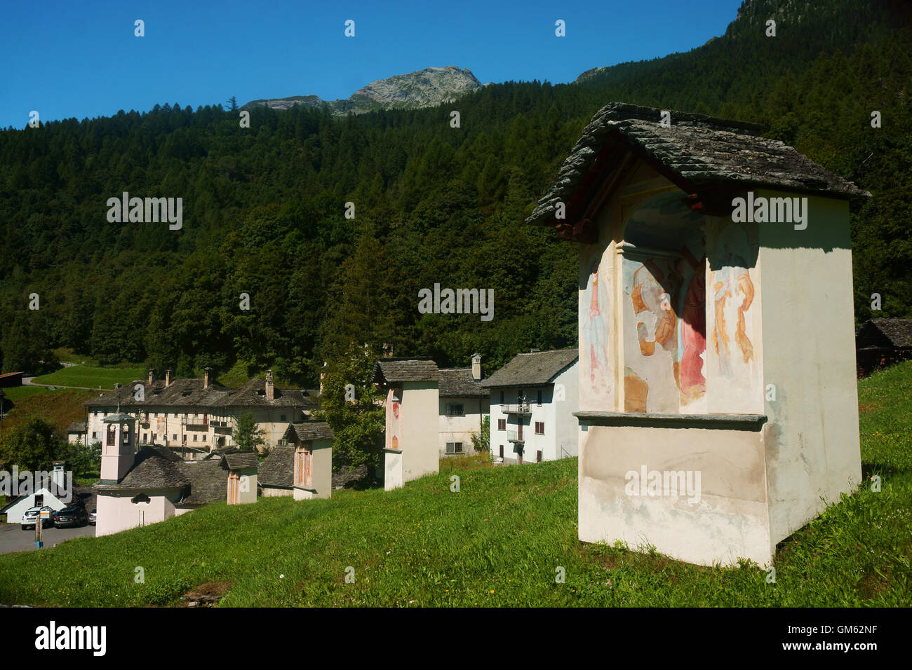 Stadt Campo mit religiösen Kreuzweg-Kapellen, Valle di Campo, Tessin, Schweiz Stockfoto