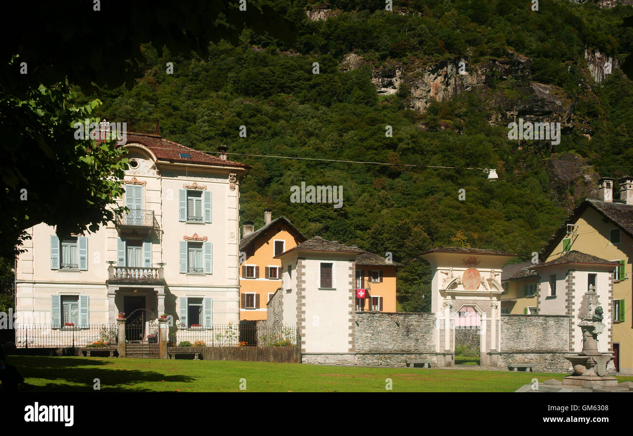 Townsquare Piazza Cevio, Val Maggia-Tal, Tessin, Schweiz Stockfoto