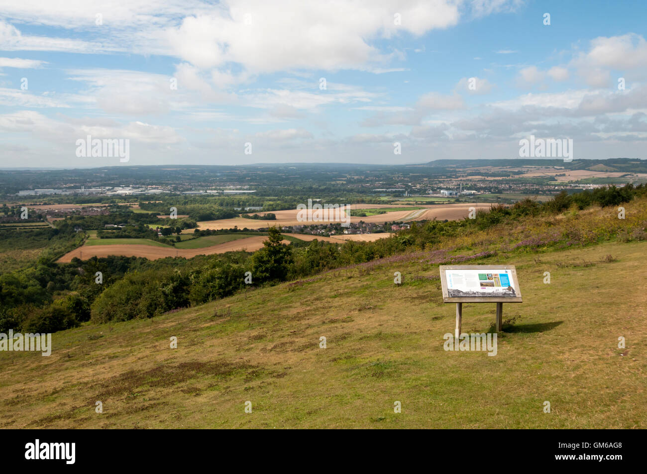 Blick über Weald of Kent von der North Downs Way Bluebell Hügel überqueren. Stockfoto