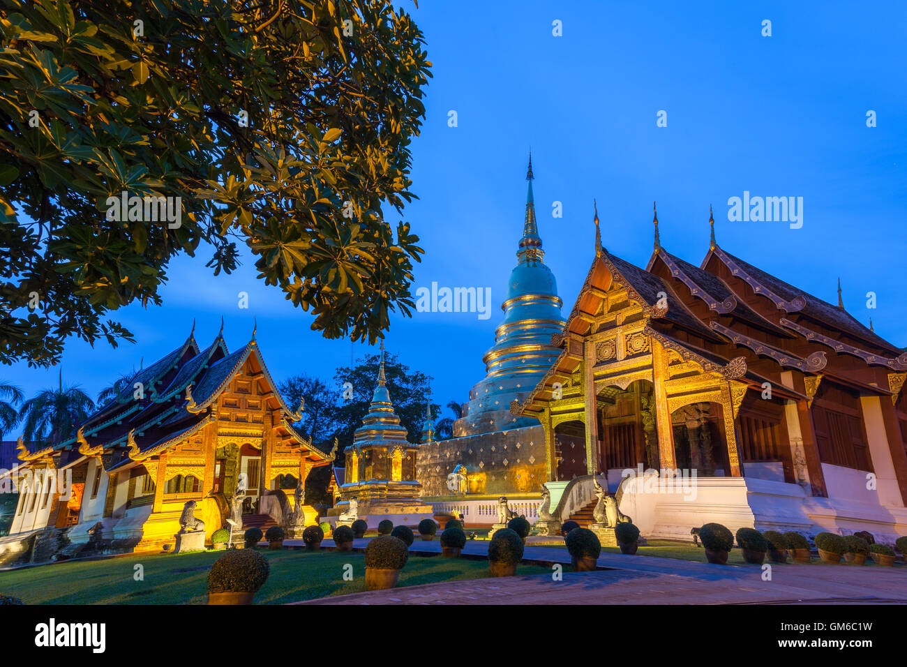 Abenddämmerung Blick auf den Tempel Wat Phra Singh, der am meisten verehrten Tempel in Chiang Mai, Thailand. Stockfoto